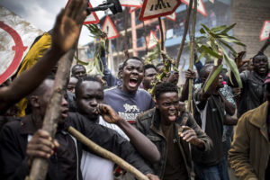 LUIS TATO/AFP | Manifestación de los partidarios del opositor keniata Raila Odinga en el suburbio de Mathare al día siguiente de las elecciones del 8 de agosto del año pasado y que ilustró el programa oficial de Visa pour l'Image