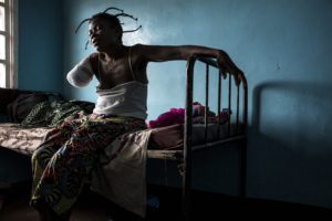 JOHN WESSELS/AFP | Una congoleña en la región de Kasaï, amputada de un brazo por una bala a causa del conflicto entre la milicia Kamwina Nsapu y el ejército