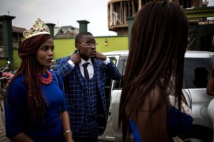 JOHN WESSELS/AFP | La reina y el rey de la universitad antes de la ceremonia de acogida de los estudiantes de primer año en Beni, al este de la República Democrática del Congo