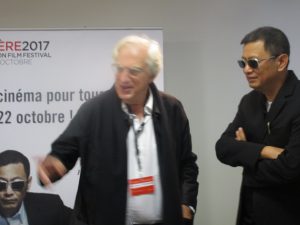 VICENÇ BATALLA | Wong, amb les seves inconfusibles ulleres negres, al costat del president del Festival Lumière Bertrand Tavernier