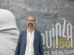 VICENÇ BATALLA | Jaime Rosales, davant del cartell de la cinquantena edició de la Quinzena de Realitzadors