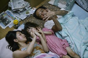 Els actors Sakura Andô, Jyro Kairi i Lily Franky a Shoplifters