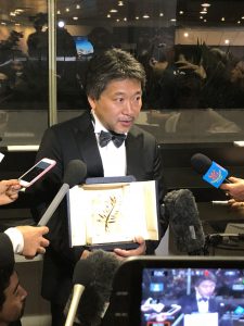 VICENÇ BATALLA | El realitzador Hirokazu Kore-eda, rodejat de la premsa japonesa després de rebre la Palma d'Or a Canes