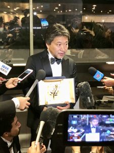 VICENÇ BATALLA | El realizador Hirokazu Kore-eda, rodeado de la prensa japonesa después de recibir la Palma de Oro en Cannes