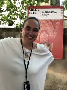 VICENÇ BATALLA | Cristina de Middel, delante del cartel de los Rencontres de Arles 2018 con uno de los perros de William Wegman boca abajo