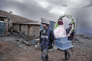 MIQUEL DEWEVER-PLANA | La víspera del Carnaval, los mineros de Potosí preparan la virgen que en la entrada de los yacimientos separa el mundo de los santos del inframundo de El Tío