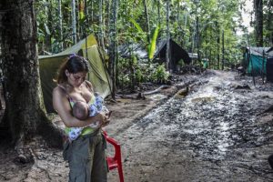 CATALINA MARTÍN-CHICO/COSMOS | La exguerrillera de las FARC Angelina da el pecho a su bebé en un campo de transición durante la primavera de 2017