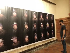 VICENÇ BATALLA | El mosaico de los mineros hombres de la exposición Bolivia: Vale un Potosí de Miquel Dewever-Plana, durante su exhibición en VISA pour l'Image de Perpiñán