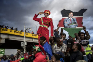 LUIS TATO/AFP | Partidaris del president Uhuru Kennyatta esperen al seu líder en un míting a Nairobi el 23 d'octubre abans de les segones eleccions