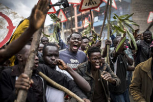 LUIS TATO/AFP | Manifestació dels partidaris de l'opositor kenià Raila Odinga al suburbi de Mathare l'endemà de les eleccions del 8 d'agost de l'any passat i que va il·lustrar el programa oficial de Visa pour l'Image