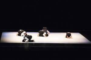 MICHEL CAVALCA | Els <em>bboys</em> japonesos Hayate, Jona, Katsuya, Sakyo i Takashi no deixen de tocar amb el cap a terra tota l'estona al <em>Reverse</em> de Jann Gallois