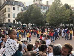 VICENÇ BATALLA | Un moment de la desfilada amb comparses de la Biennale, a la seva arribada a la plaça Bellecour, i que aquest any es va dedicar a la pau