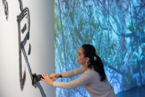 HERVÉ VERONESE | Naomi Kawase caligrafiando<em> verano</em> en la inauguración de la exposición-retrospectiva con Isaki Lacuesta en el Centro Pompidou de París el pasado 23 de noviembre