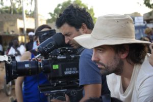 ARCHIVO LA TERMITA FILMS | El jefe de fotografía Diego Dussuel e Isaki Lacuesta durante el rodaje en Mali en 2009 de <em>Los pasos dobles</em>