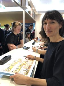 VICENÇ BATALLA | Cathérine Meurisse, preparándose para las dedicatorias en el estand de Dargaud en el Festival de Angulema