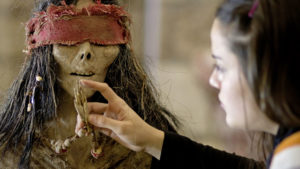 ARCHIVO | La actriz Pilar Gamboa, analizando la momia indígena que aparece en el primer episodio de <em>La flor</em>