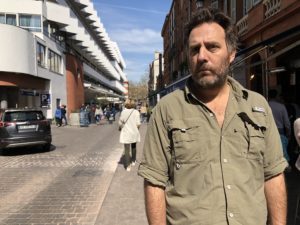 VICENÇ BATALLA | El director Mariano Llinás, en un carrer de Tolosa durant el festival Cinélatino 2019