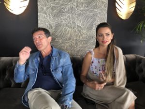 VICENÇ BATALLA | Antonio Banderas y Penélope Cruz atendiendo a los periodistas en Cannes por su interpretación en <em>Dolor y gloria</em>