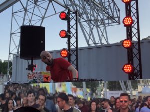 VICENÇ BATALA | El públic de les Nuits Sonores 2019, reflectit-se en un mirall sota el músic italià Clap! Clap! a l’Esplanada de La Sucrière de Lió