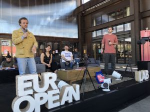 VICENÇ BATALLA | El duo holandès De Kiesmannen (Jochem Jordaan i Dylan Ahern), improvisant amb Marije Martens i Porcaro una distopia europea dies després de les eleccions