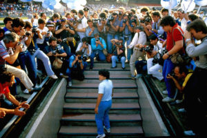 ARCHIVO | Maradona, en la presentación en el estadio San Paolo de Nápoles procedente del Barça en 1984