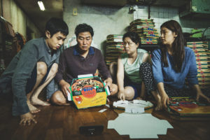 ARXIU | L’enginyosa família Ki-taek al complet, al film <em>Parásitos</em> de Bong Joon-ho