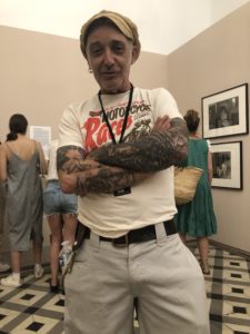 VICENÇ BATALLA | Alberto García-Alix en la sala que le está dedicada en los Rencontres de Arles dentro de la exposición sobre la Movida