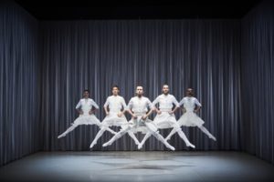 CHRISTOPHE RAYNAUD DE LAGE | Los cinco bailarines del espectáculo <em>Oskara</em>, de Kukai Dantza