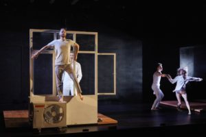 CHRISTOPHE RAYNAUD DE LAGE | La representación teatral y coreográfica de <em>Outside</em>, de Kirill Serebrennikov, en el Festival de Aviñón