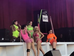 VICENÇ BATALLA | Bad Gyal, en medio, rodeada de sus bailarinas en el SonarVillage