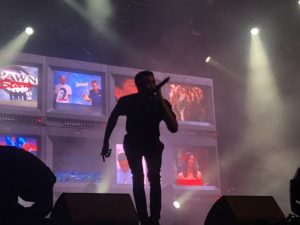 VICENÇ BATALLA | El californiano Vince Staples, durante el show en solitario en que solo se apoyaba en una mosaico de pantallas