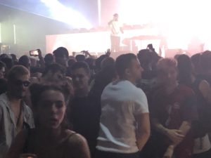 VICENÇ BATALLA | El público en primer plano, bailando sudoroso en el concierto de Skepta a quien se le ve actuando de fondo