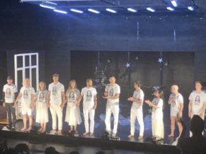 VICENÇ BATALLA | El equipo del teatro Gogol, después del estreno de <em>Outside</em> en Aviñón, con camisetas pidiendo la libertad total de Serebrennikov