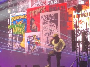 VICENÇ BATALLA | El puertorriqueño Bad Bunny, en un momento del concierto en el Sónar con una proyección de carteles punk