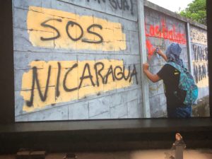 VICENÇ BATALLA | La fotògrafa Susan Meiselas, presentant al Teatre Antic d'Arles fotos seves i d'altres sobre la situació actual a Nicaragua