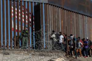 través de la valla vigilada por guardias fronterizos de Estados Unidos cerca de El Chaparral, en Tijuana, el 25 noviembre de 2018