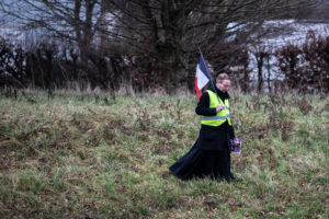 © OLIVIER CORET/DIVERGENCE PER LE FIGARO MAGAZINE | Un cura se une a los chalecos amarillos en Grand Bourgtheroulde, en Normandia, donde 600 alcaldes hacen un debate con el presidente Macron el 15 de enero de 2019