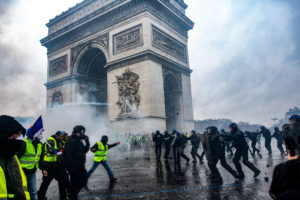 OLIVIER CORET/DIVERGENCE PARA LE FIGARO MAGAZINE | Enfrentamientos en el Arco de Triunfo entre chalecos amarillos y policías, el uno de diciembre de 2018