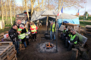 © ÉRIC HADJ PER PARIS MATCH | Un campamento de los chalecos amarillos cerca de Sens, en la Borgoña, el 30 de noviembre de 2018