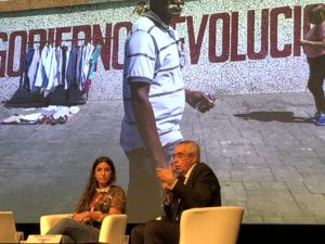 VICENÇ BATALLA | Adriana Loureiro, amb l'alcalde de Perpinyà Jean-Marc Pujol, en un encontre amb el públic a Visa pour l'Image 