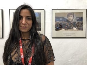 VICENÇ BATALLA | La fotoperiodista veneçolana Adriana Loureiro, davant d'una de les fotos a Perpinyà de Paraíso perdido