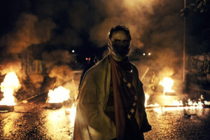 © ANDREA LOUREIRO FERNÁNDEZ | Un manifestant davant de les barricades a l'entrada de la universitat dels Andes, a San Cristóbal, Estat de Táchira, el 2015