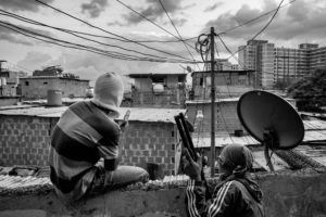 © ÁLVARO YBARRA ZAVALA | Miembros de un <em>gang</em> en un barrio de Caracas vigilando un punto estratégico, en 2015