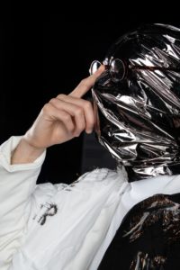 LUIZA LACAVA | Albert Barqué-Duran, con su vestuario de <em>The Zero-Gravity Band</em> diseñado por la escuela barcelonesa IED