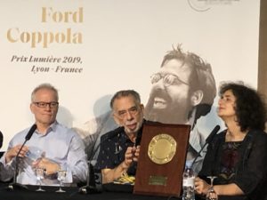 VICENÇ BATALLA | Francis Ford Coppola, amb el seu Premi Lumière, acompanyat a la roda de premsa del director del festival, Thierry Frémaux, i la traductora Massoumeh Lahidji