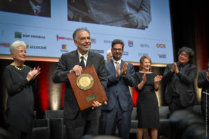 JEAN-LUC MÈGE | Francis Ford Coppola, recibiendo el Premio Lumière junto a su esposa Eleanor, su hijo Roman, la actriz francesa Nathalie Baye y el director surcoreano Bong Joon-ho