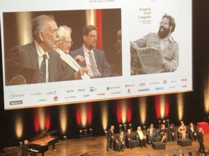 VICENÇ BATALLA | Bertrand Tavernier, entre Francis Ford Coppola et le fils de ce dernier Roman, à la remise du Prix Lumière 2019