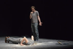 BEABORGERS | L'actor Arnaud Boulogne, observant com el seu company Halory Goerger endinsa el cap sota l'escenari