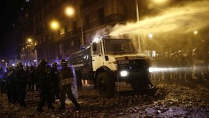 WIKIMEDIA COMMONS | Camión de agua de los Mossos d'Esquadra para dispersar a los manifestantes independentistas, en la plaza Uquinaona en octubre de 2019