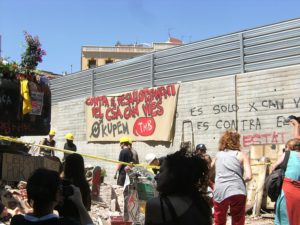 WIKIMEDIA COMMONS/JEY86 | La oposición de los activistas al derribo de Can Vies en Sants, en mayo de 2014